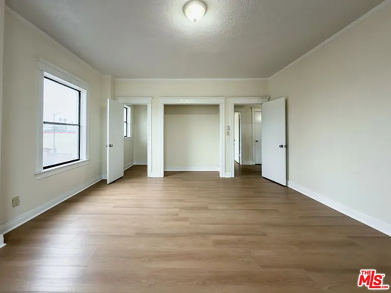 4367 S Van Ness Ave #4 — Photo 5