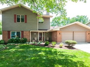 2S057 Colonial Ln, Lombard, IL 60148