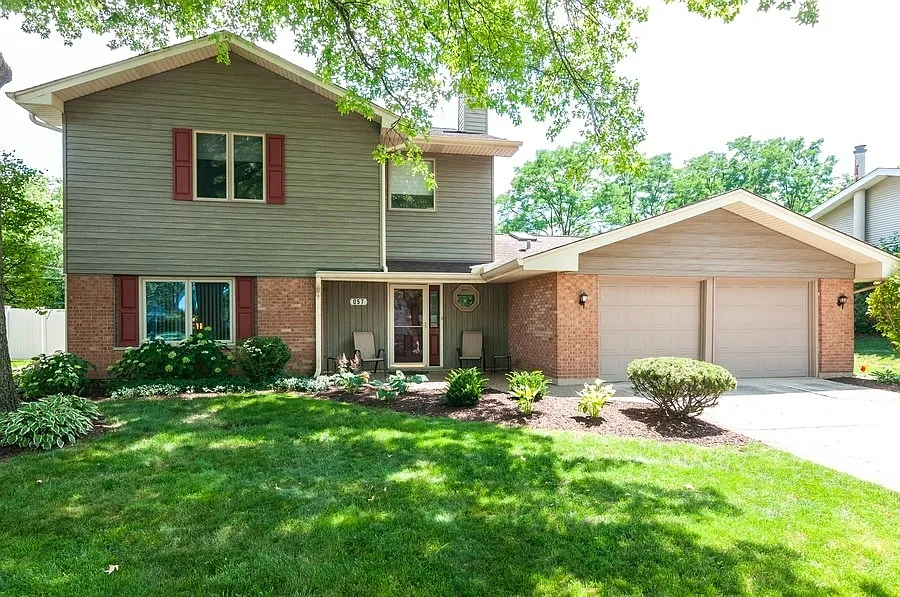 2S057 Colonial Ln photo 1
