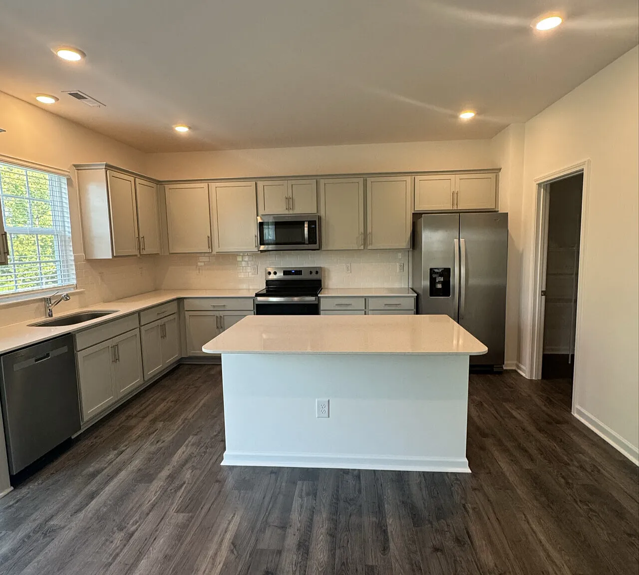 5 bed, 2818 sqft, $2,400 — Photo 3