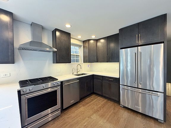 5th image of 2427 W Grenshaw St #2