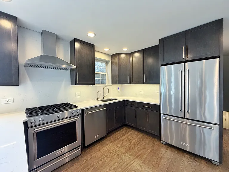 2427 W Grenshaw St #2 — Photo 5