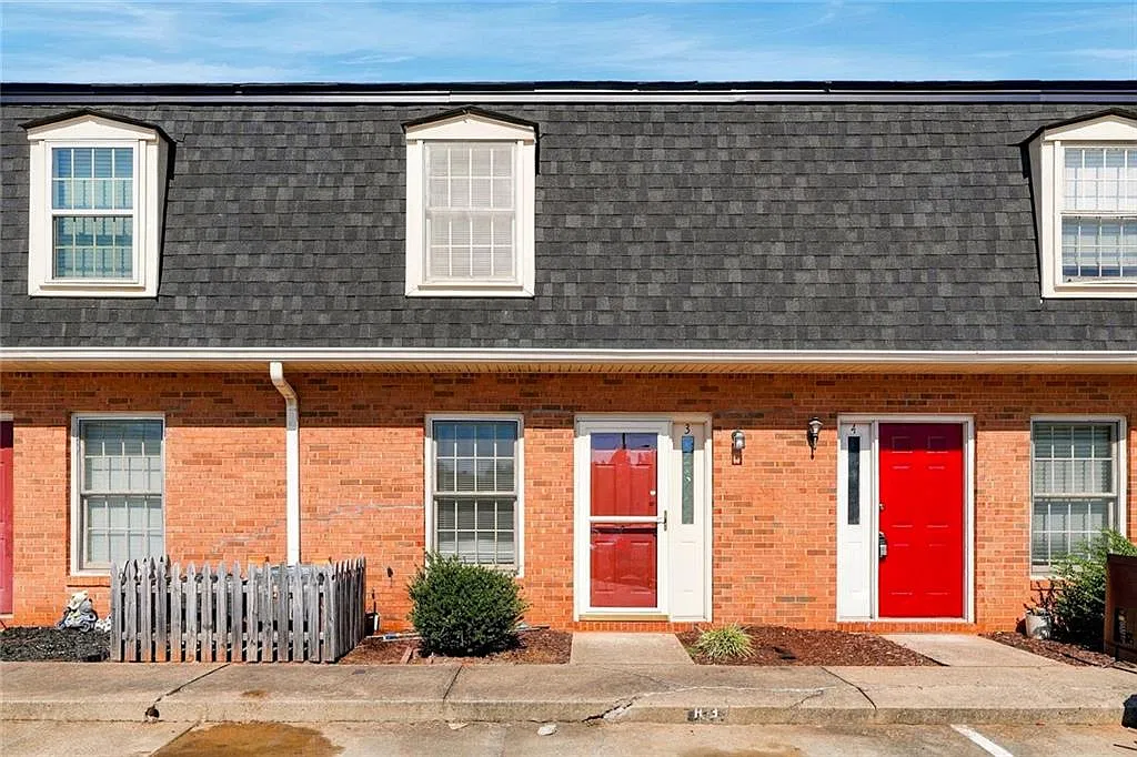 2 bed, 1.5 bath, 1024 sqft, $1,400 — Photo 1