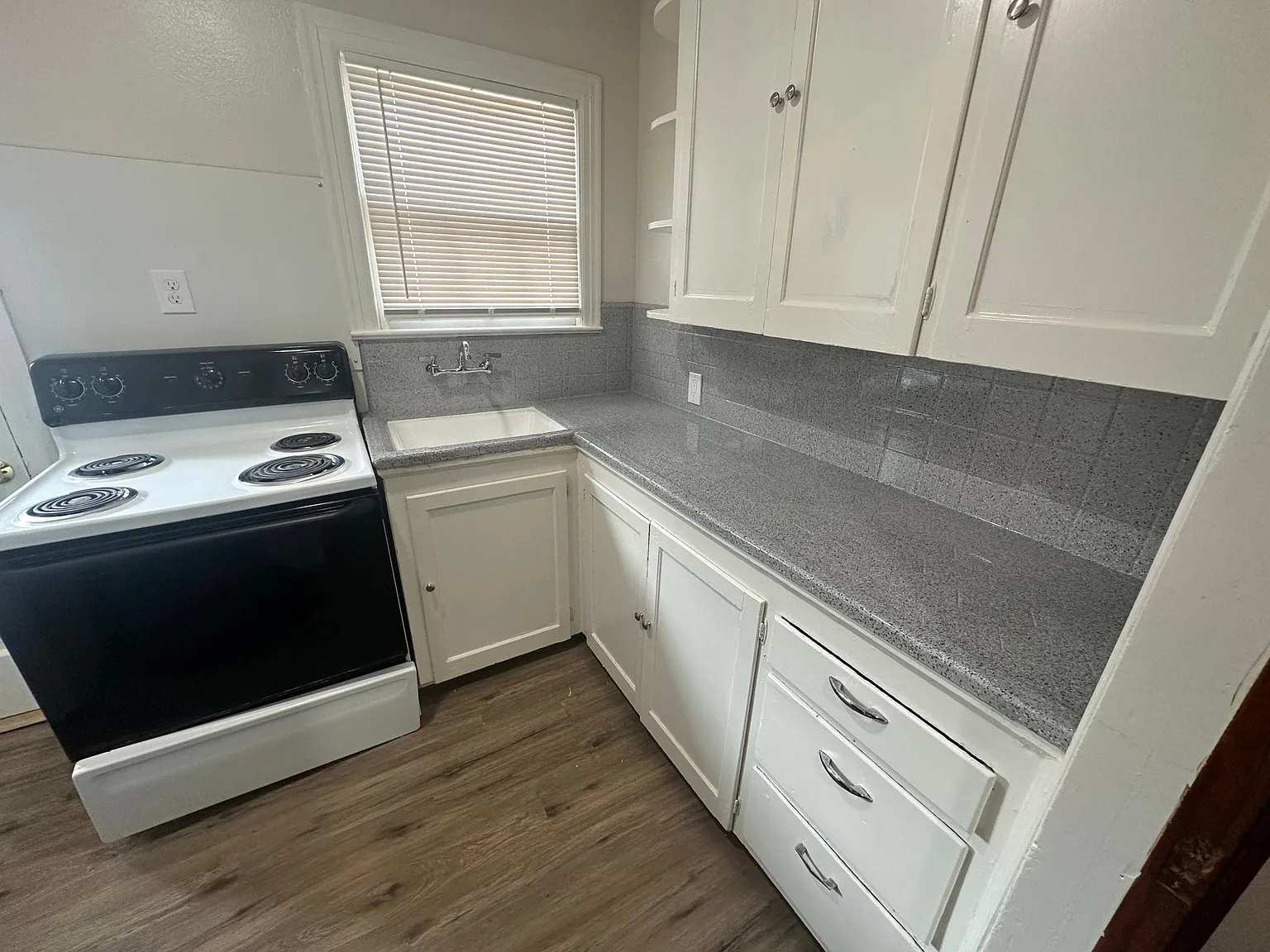 1 bed, 900 sqft, $1,100 — Photo 3