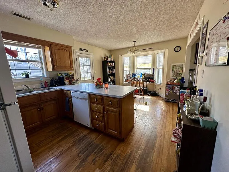 4 bed, 2.0 bath, 1600 sqft, $4,750 — Photo 4