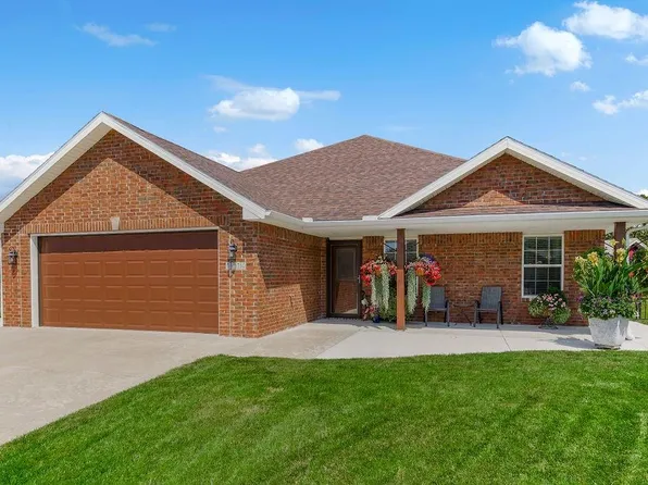 1614 NW Creekland Dr, Grain Valley, MO 64029