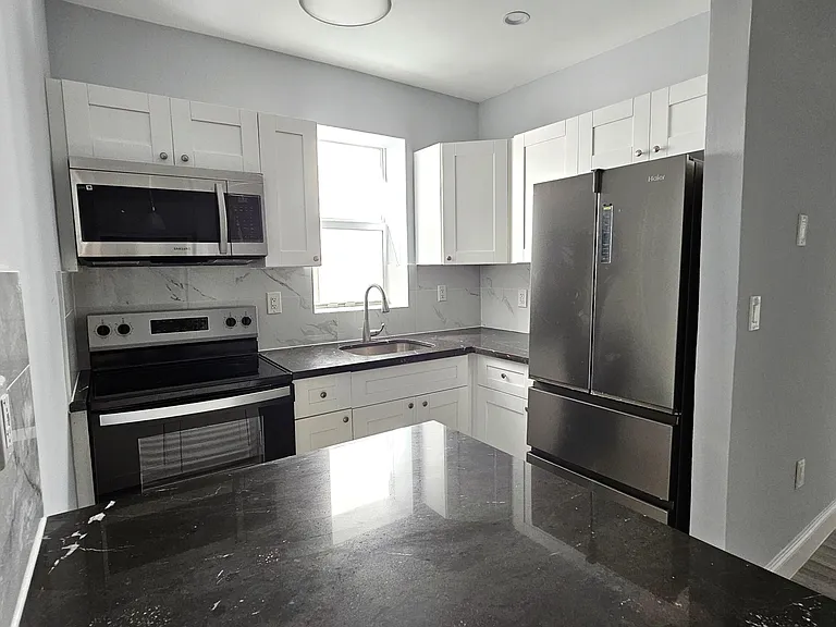 1142 SW 4th St #4 — Photo 1