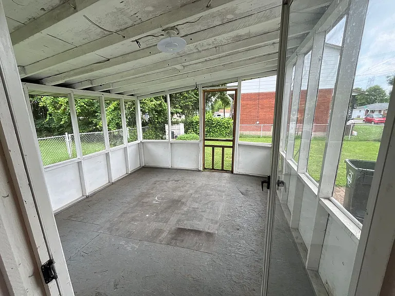 411 Florence St — Photo 15