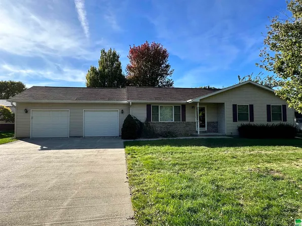 406 13th St, Onawa, IA 51040