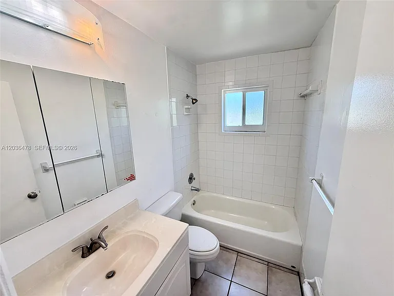 912 NE 17th Ct #4 — Photo 4