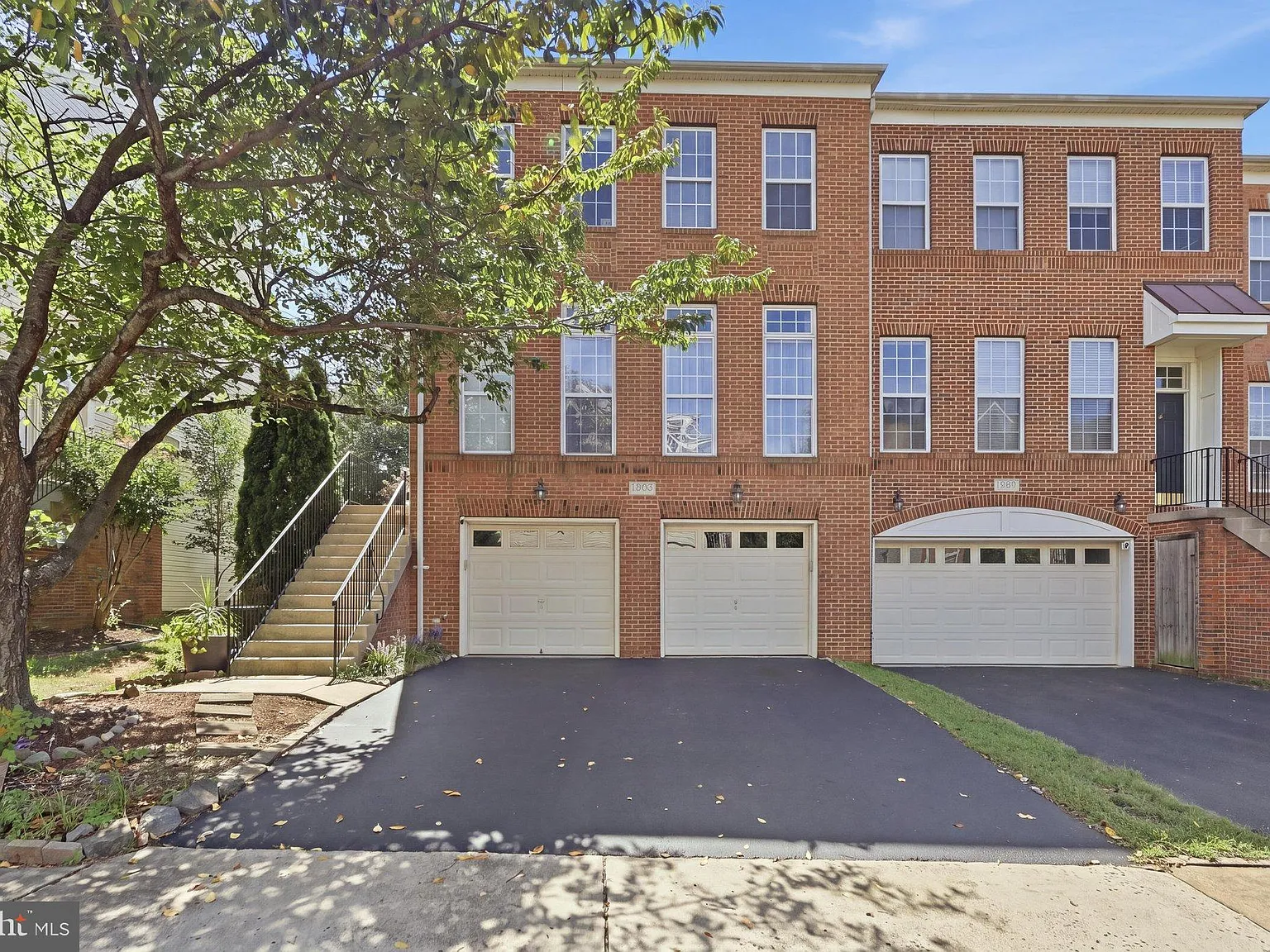 3 bed, 3.5 bath, 2928 sqft, $3,400 — Photo 2