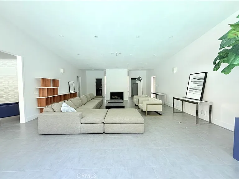 1801 Roscomare Rd — Photo 6