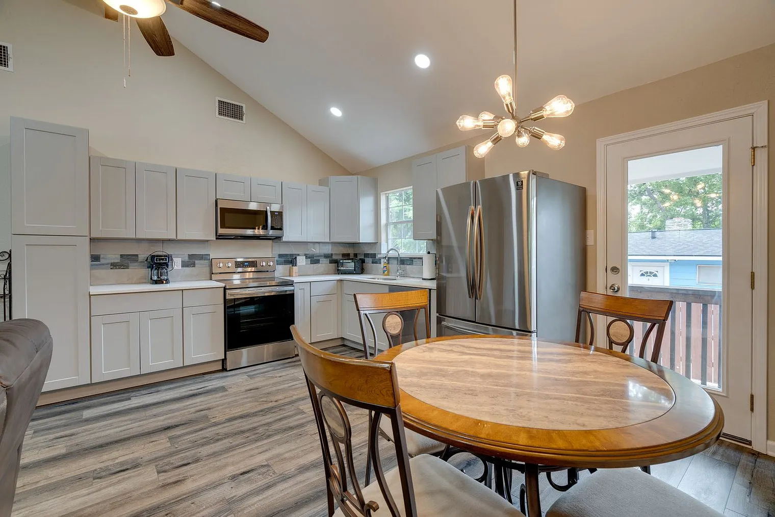 2 bed, 1.0 bath, 936 sqft, $2,483 — Photo 3
