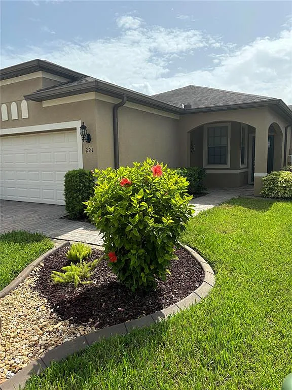 3 bed, 2.0 bath, 1410 sqft, $2,100 — Photo 1