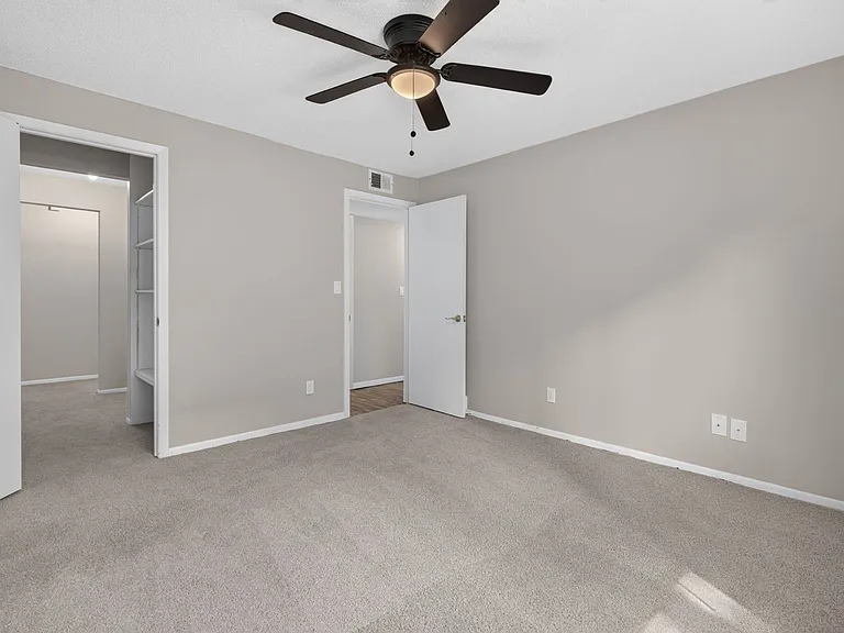 Hollow Hills Apartments — Photo 130