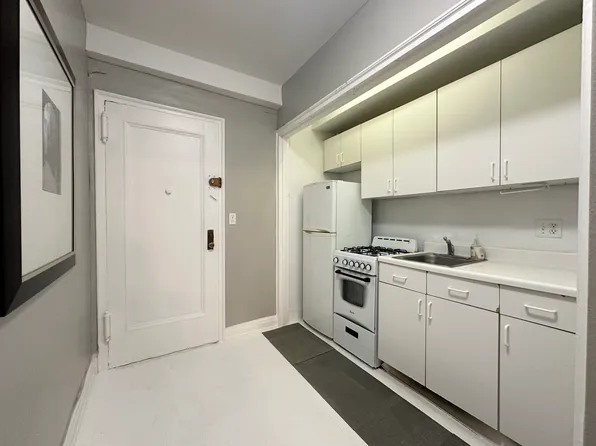 470 West 24th Street 4F image 3 of 38