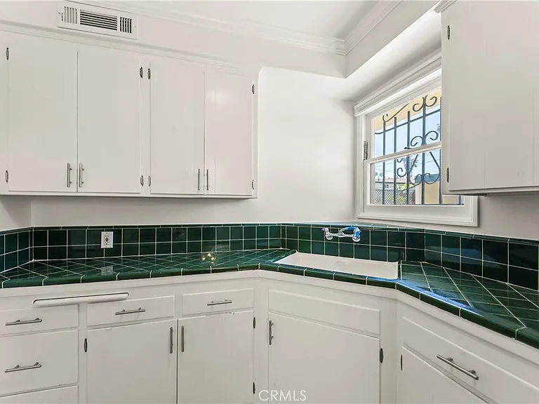 1745 N Mariposa Ave — Photo 6