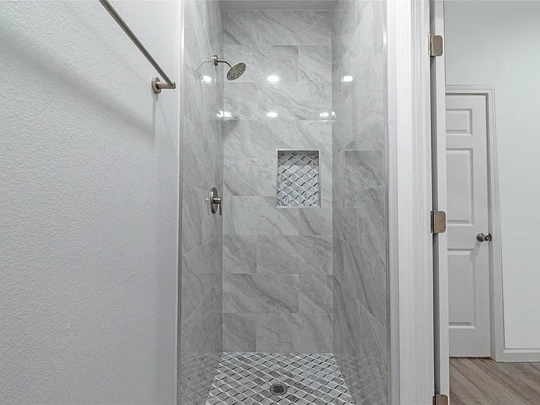 805 Avenue K #B — Photo 7