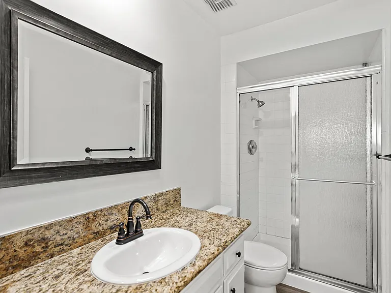 Bathroom with Shower Bath with Glass Door