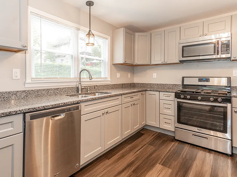 437 Elizabeth St — Photo 27