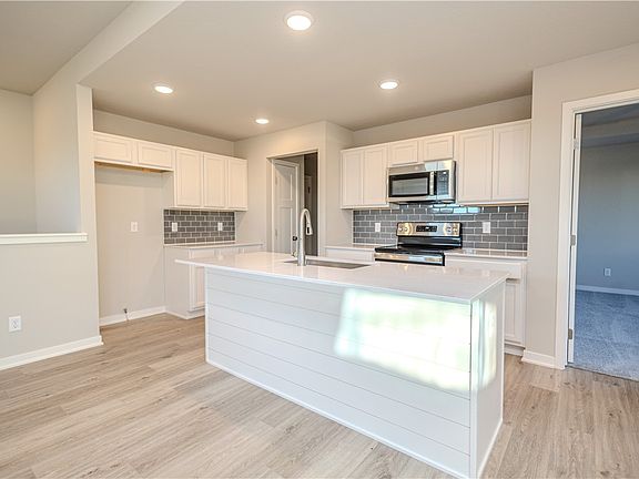 3rd image of 605 NE Meadow Landing Dr