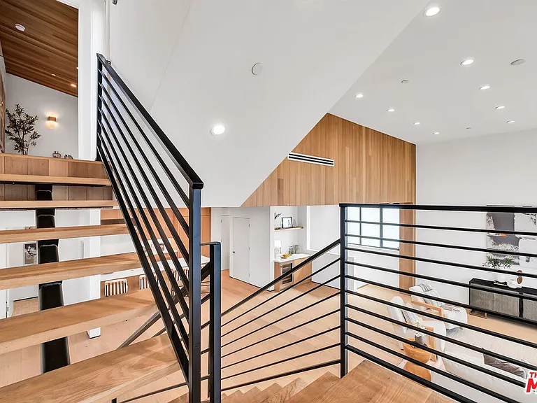 611 Broadway St — Photo 23