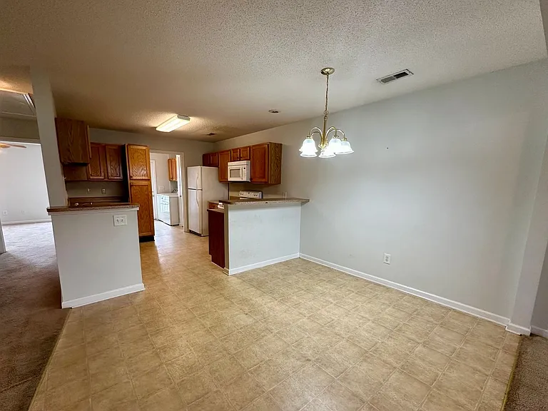2290 Dartmouth Dr — Photo 3