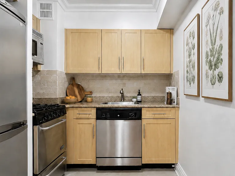 401 W 56th St #2F — Photo 4