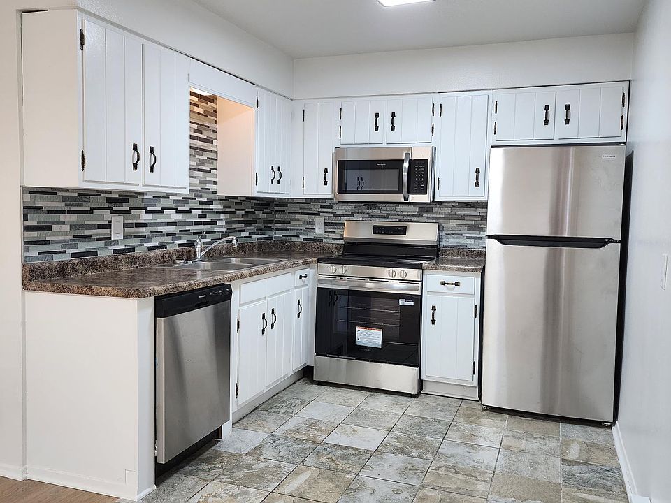 1st image of 406 Circle Dr #B