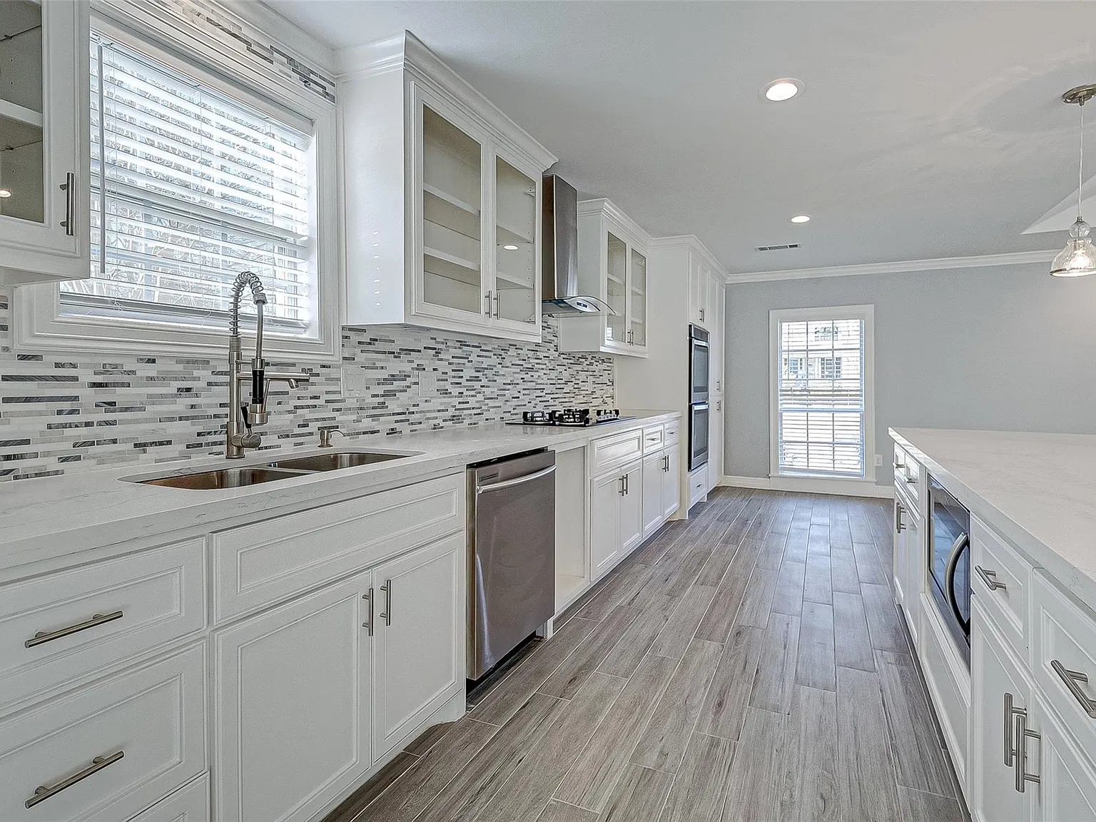 3 bed, 2.0 bath, 2032 sqft, $3,500 — Photo 3