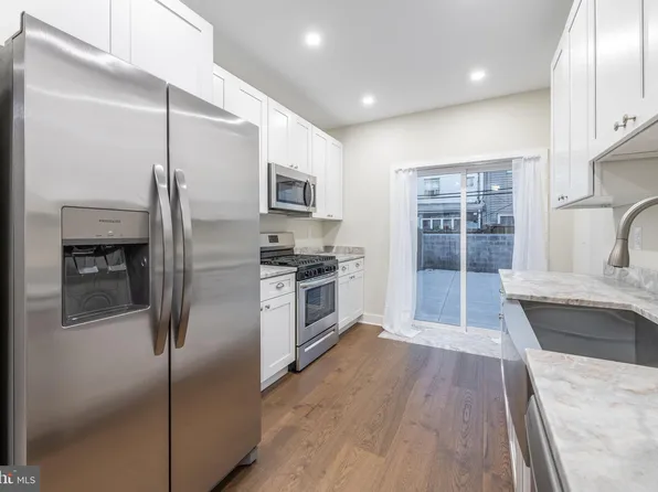 215 Moore St, Philadelphia, PA 19148