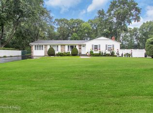 7 Mark Dr, Smithtown, NY 11787