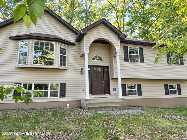 1147 Hunters Woods Dr, East Stroudsburg, PA 18301