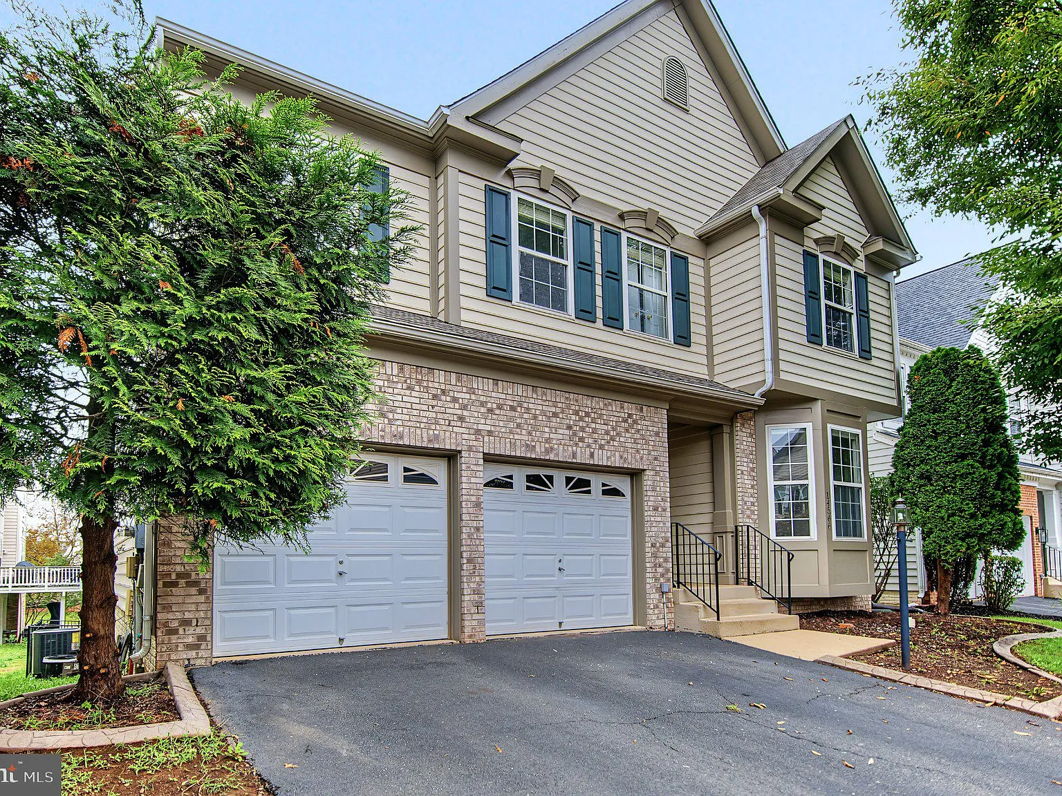 5 bed, 4.5 bath, 3919 sqft, $3,975 — Photo 3