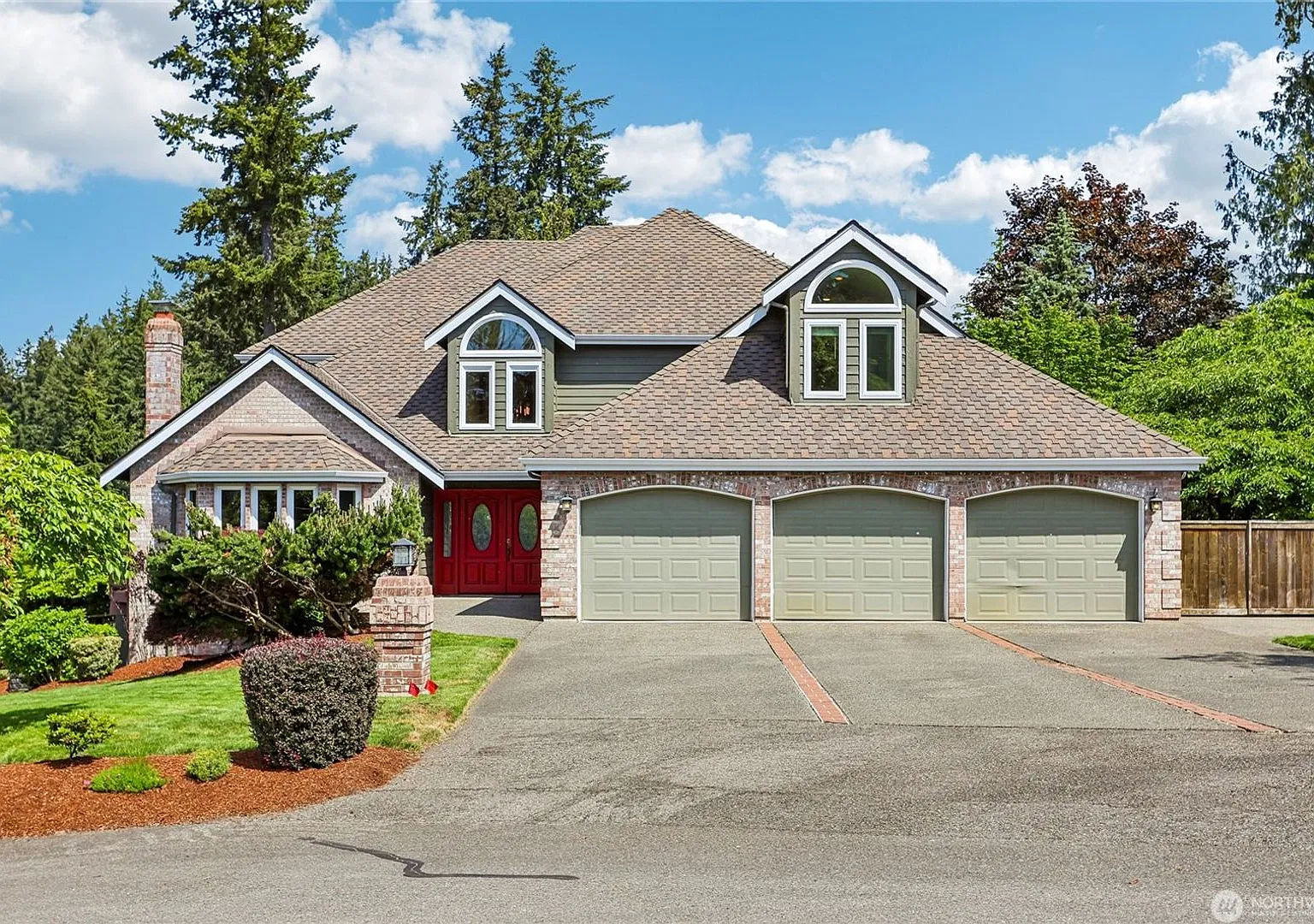 Large Living in Lake Forest Estates — Photo 1