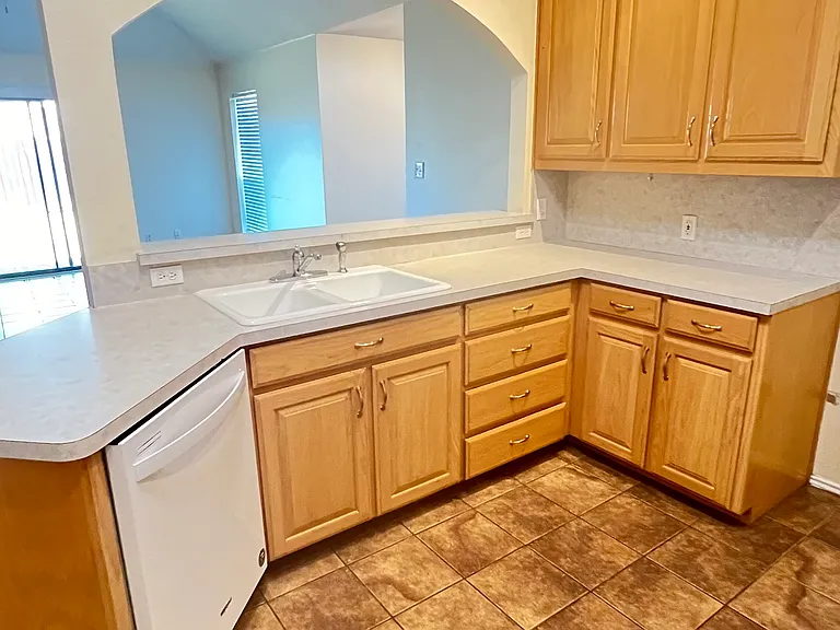 1202 Lindsey Ln — Photo 6