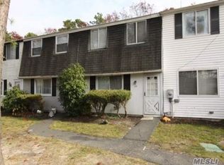 179 Hill Cir, Calverton, NY 11933