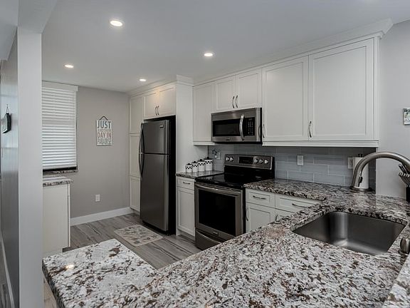 3rd image of 380 Seaview Ct APT 1605