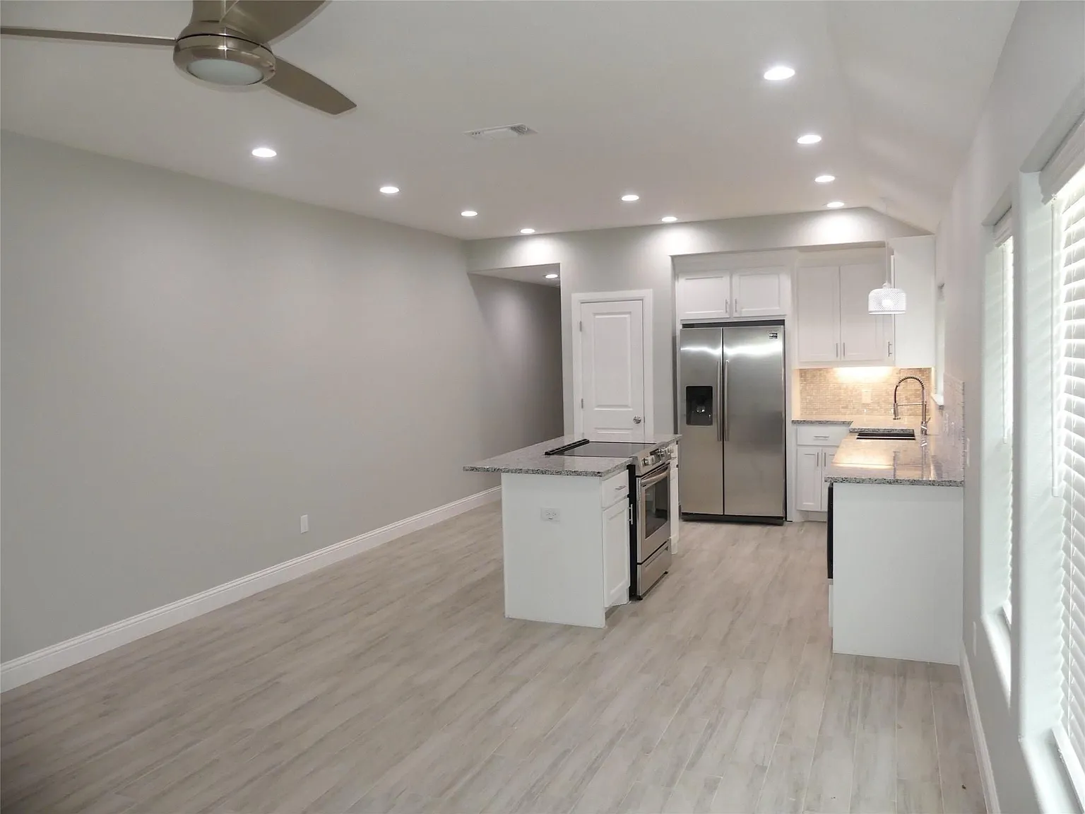 608 E College St — Photo 3
