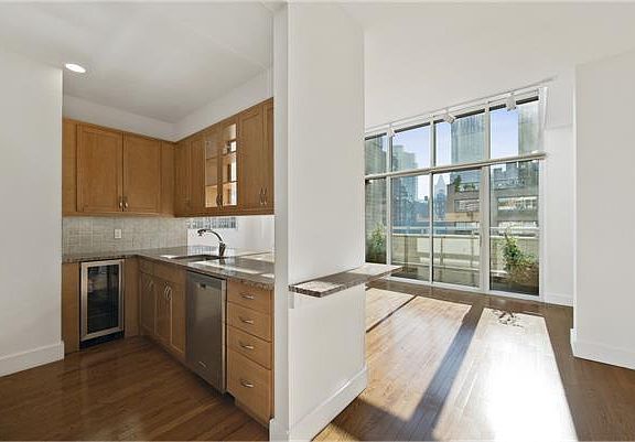 3rd image of 220 W 20th St