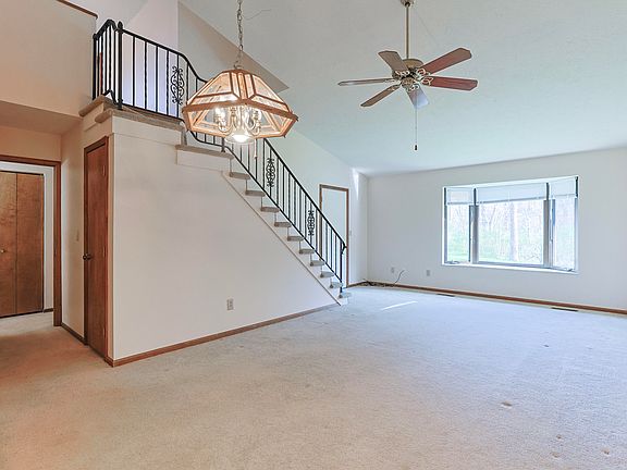 5th image of 208 Christiana Dr
