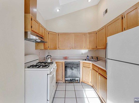 5th image of 250 Centre St #4D