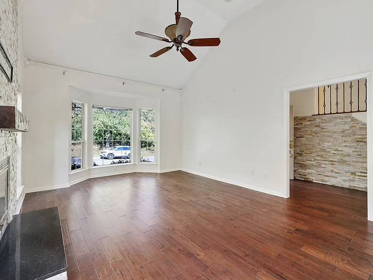 4933 Alexis Dr — Photo 9
