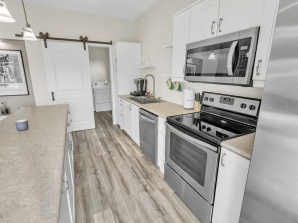 156 Brook Cir, Pella, IA 50219