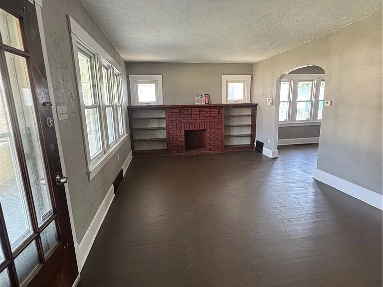 105 Manchester Ave — Photo 3