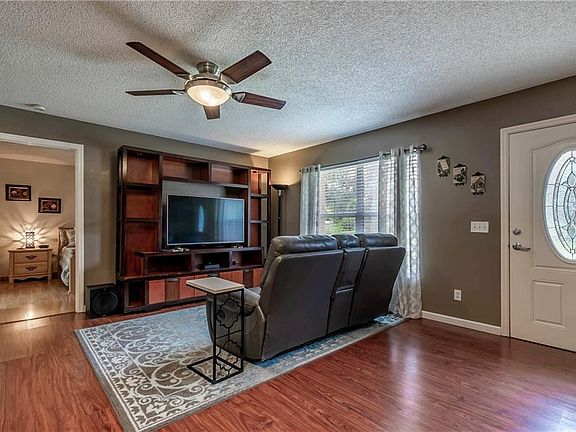 3rd image of 15060 Elwood Ave