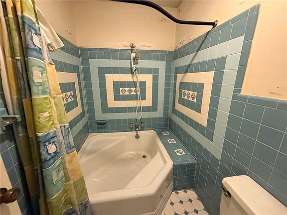 5th image of 3754 Claridge Rd N