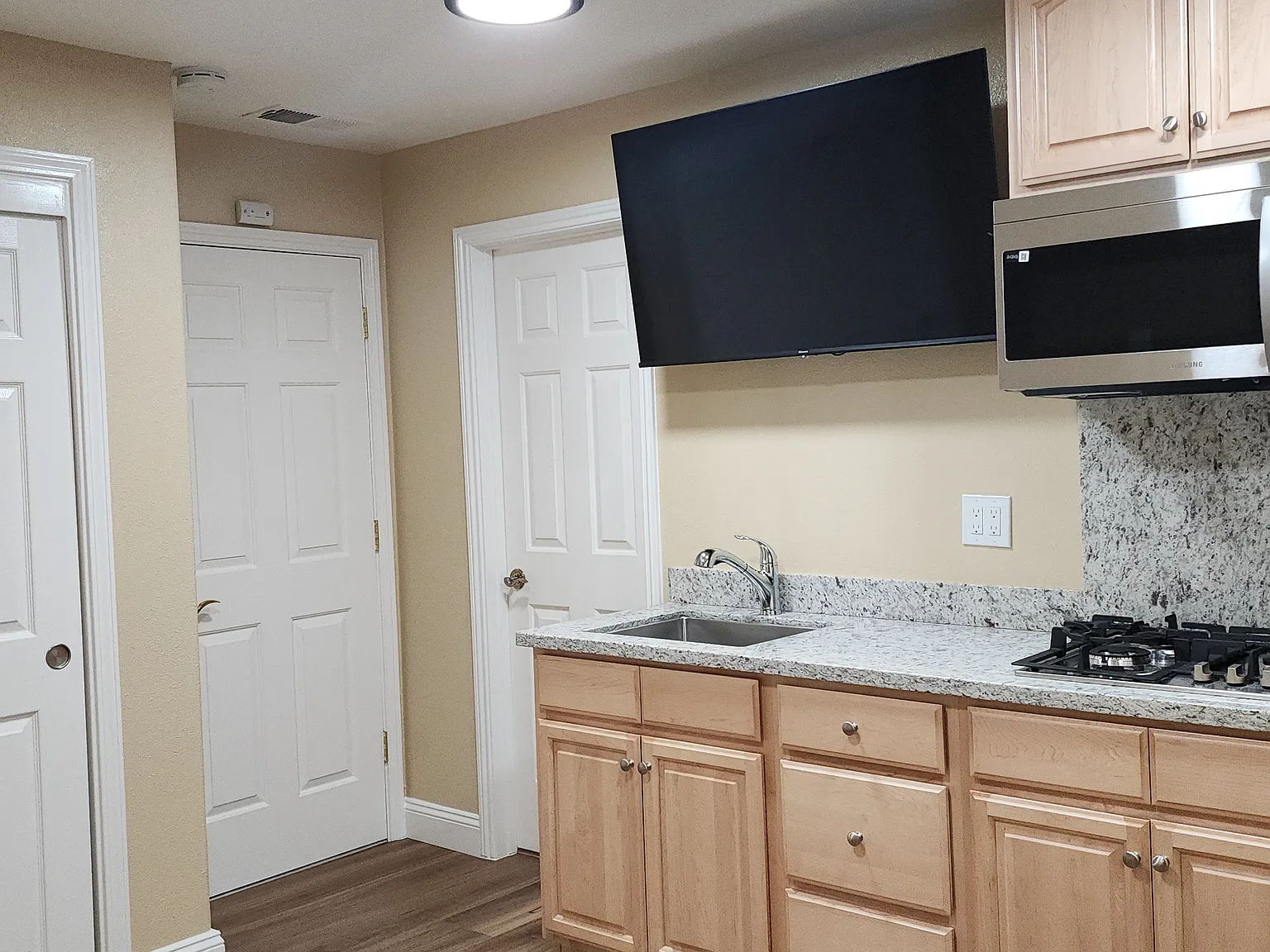 Studio, 250 sqft, $1,600 — Photo 3