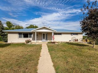 31959 Olde Castle Rd, Dyersville, IA 52040