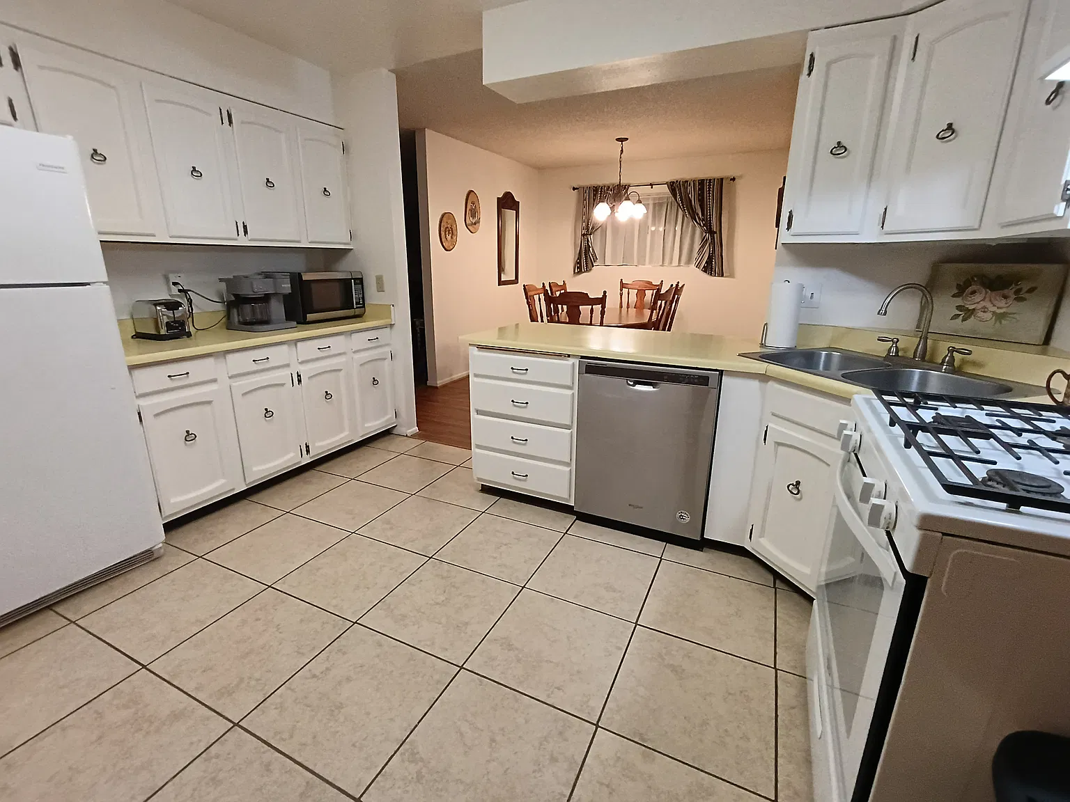 3 bed, 1400 sqft, $2,100 — Photo 4